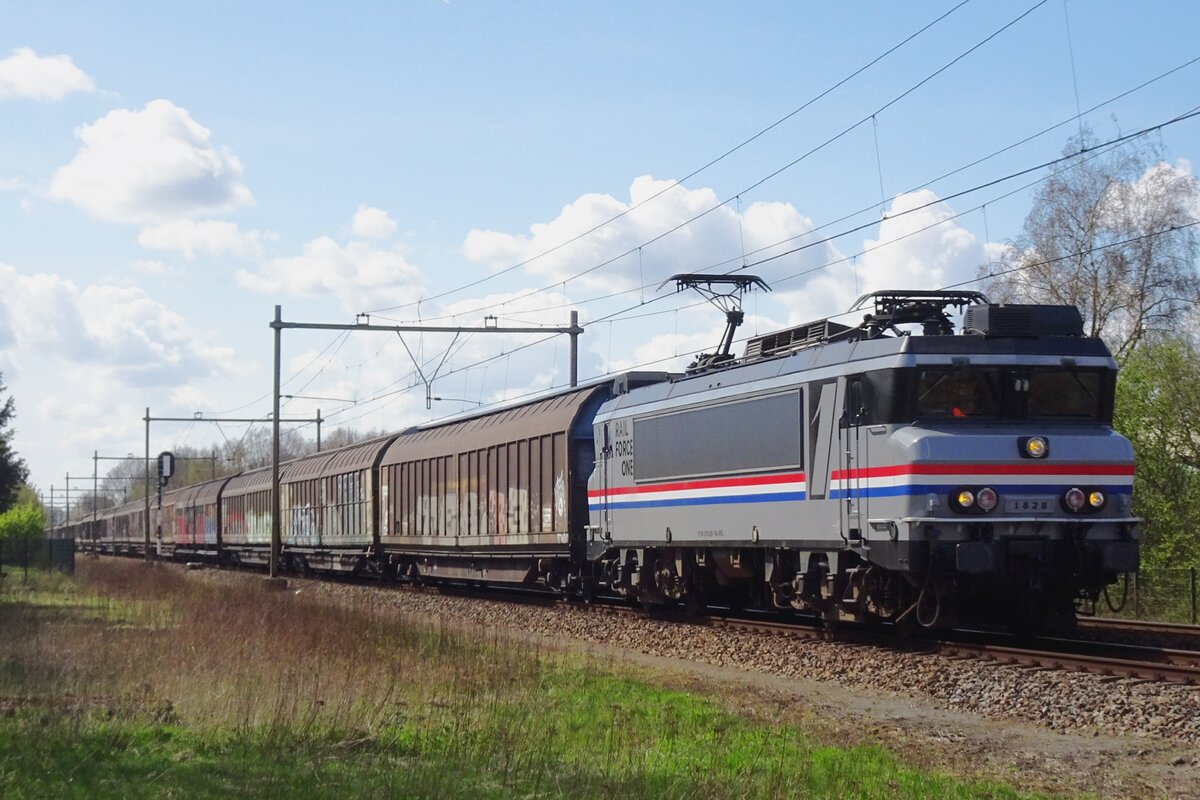 RFO 1828 zieht ein Ganzzug durch Alverna am 10 April 2022.