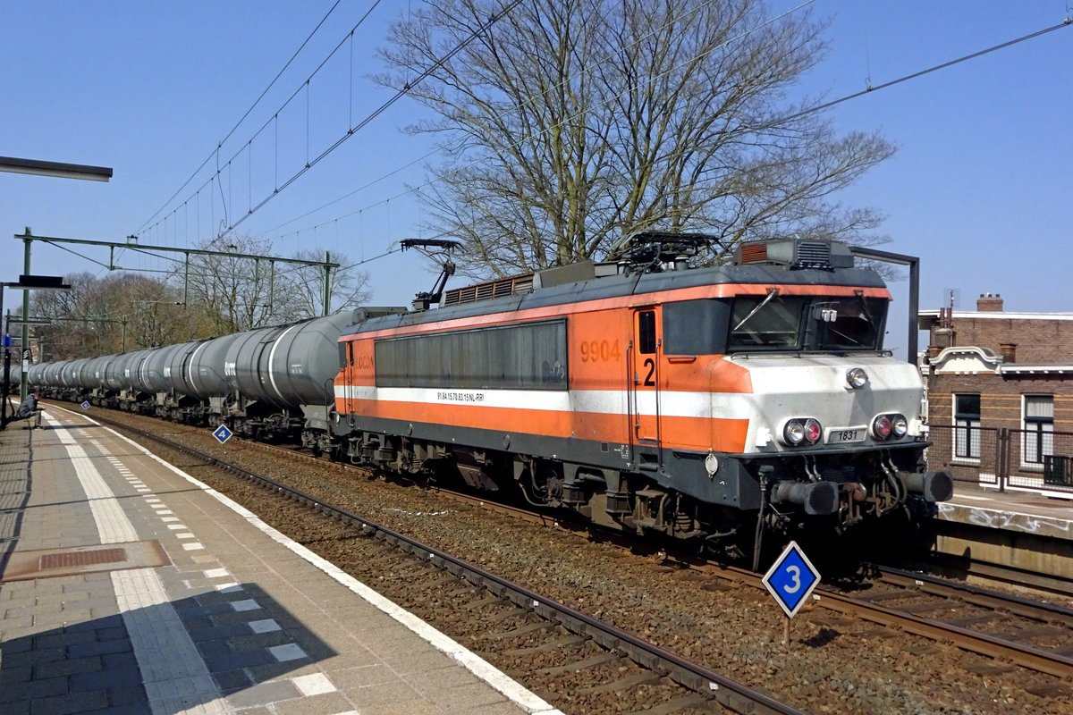 RFO 1831 -ex NS 1631, danach NS 1831, danach LOCON 9904- schleppt ein VTG-Kesselwagenzug durch Arnhem-Velperpoort am 27 M�rz 2020.