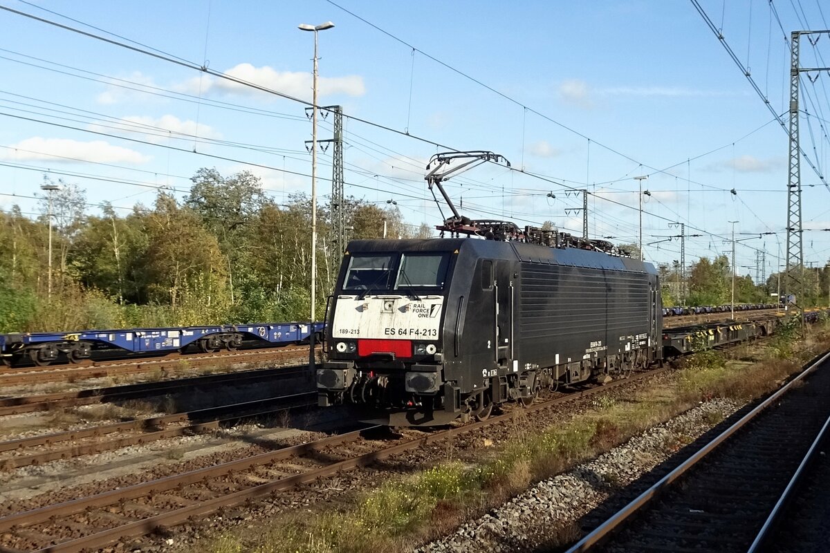 RFO 189 213 treft am 1 November 2022 mit ein ganz leeren KLV in Emmerich ein.