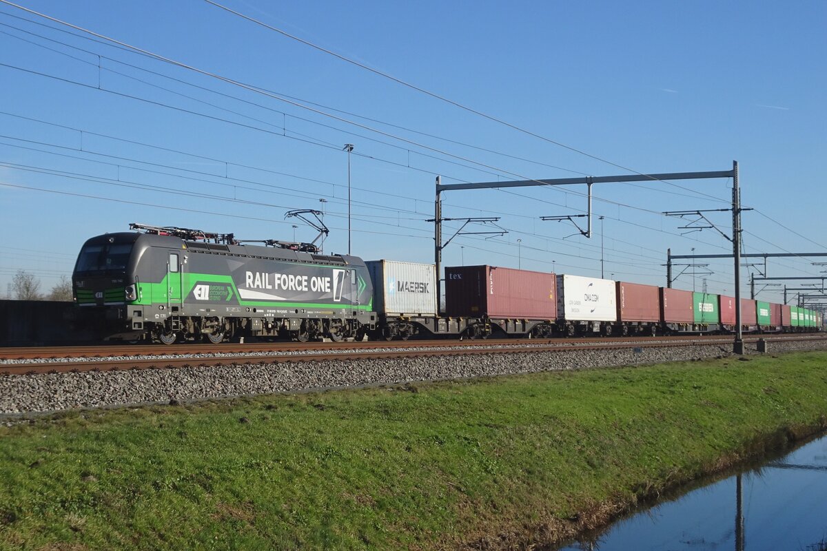 RFO 193 742 durchfahrt mit ein KLV am 8 Februar 2023 Valburg CUP.