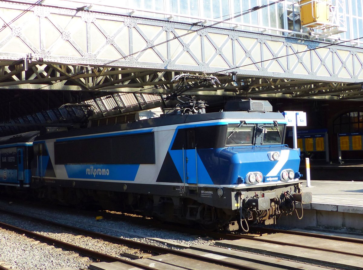 RFS Railpromo Lok 101 001 Baujahr 1994 ex-NS Lok 1781. Amsterdam Centraal Station 28-06-2018.

RFS Railpromo loc 101 001 bouwjaar 1994 ex-NS loc 1781. Amsterdam CS 28-06-2018.