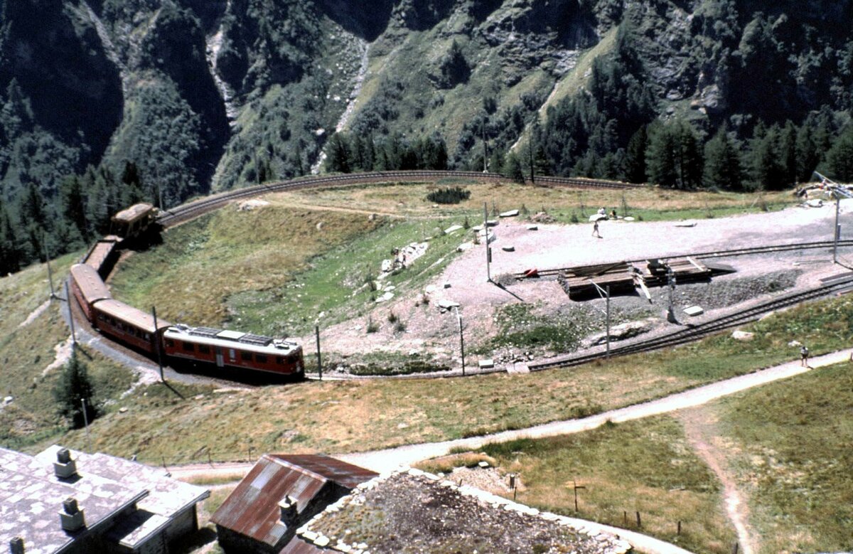 RhB ABe 4/4 III bei Alp Grüm mit Blick auf die 360° Kurve im August 1990.