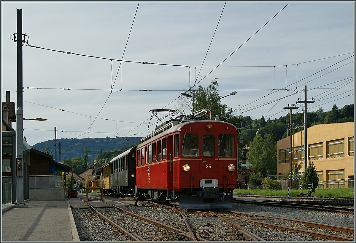 RhB ABe 4/4 N° 35 bei der Museumsbahn Blonay - Chamby in Blonay¨.
12.06.2011