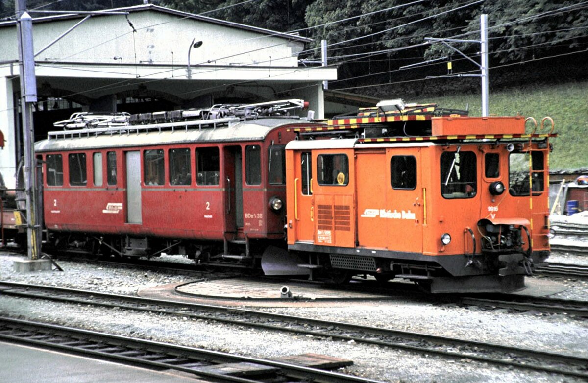 RhB BDe 4/4 Nr.38 und Xm 2/2 Nr.9916 in Poschiavo im August 1990.