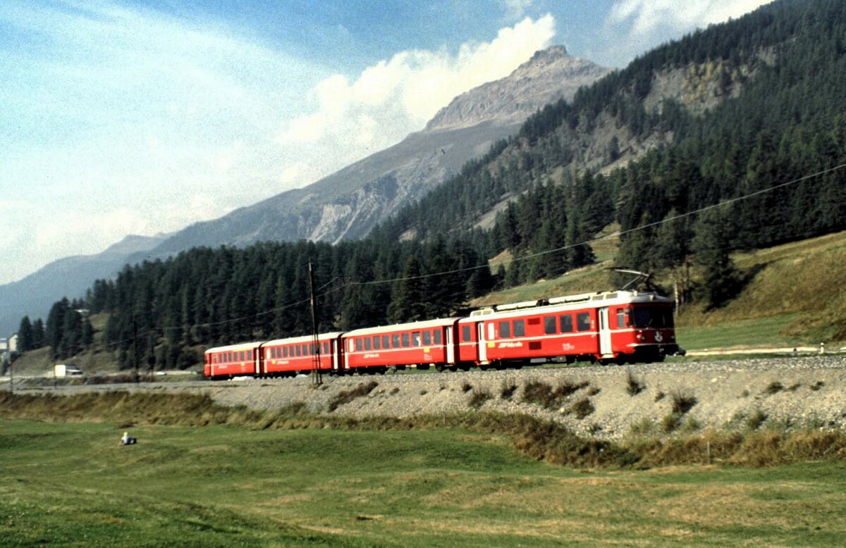 RhB Be 4/4 bei Bever im September 1989 am Tag der Jubiläumsveranstaltungen - siehe Fotografen in der Wiese.