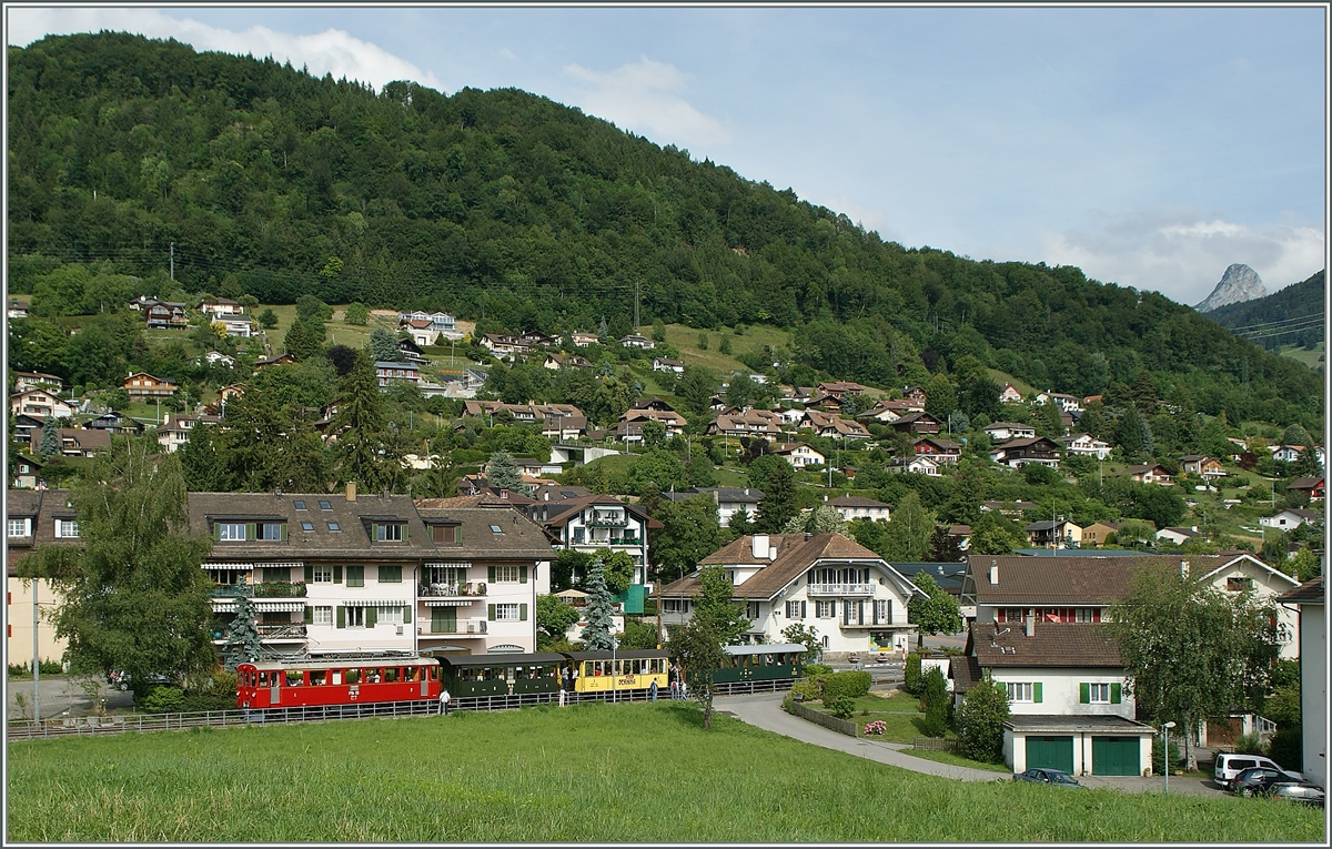 RhB Berninabahn ABe 4/4 N° 35 mit einm B-C Zug auf der Fahrt nach Vevey kurz nach der Bahnhof von Blonay
12. Juni 2011