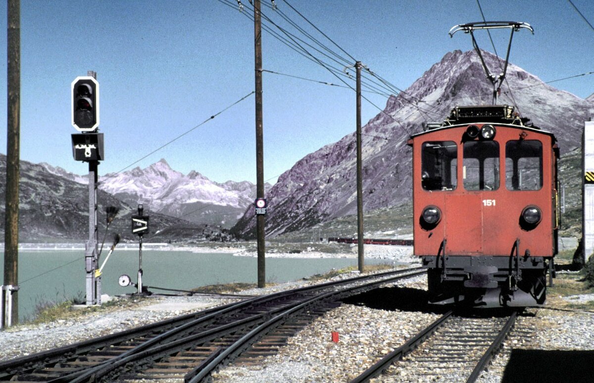RhB De 2/2 Nr.151 an höchstgelegener Stelle der Bernina-Bahn bei Bernina Hospiz im August 1990.