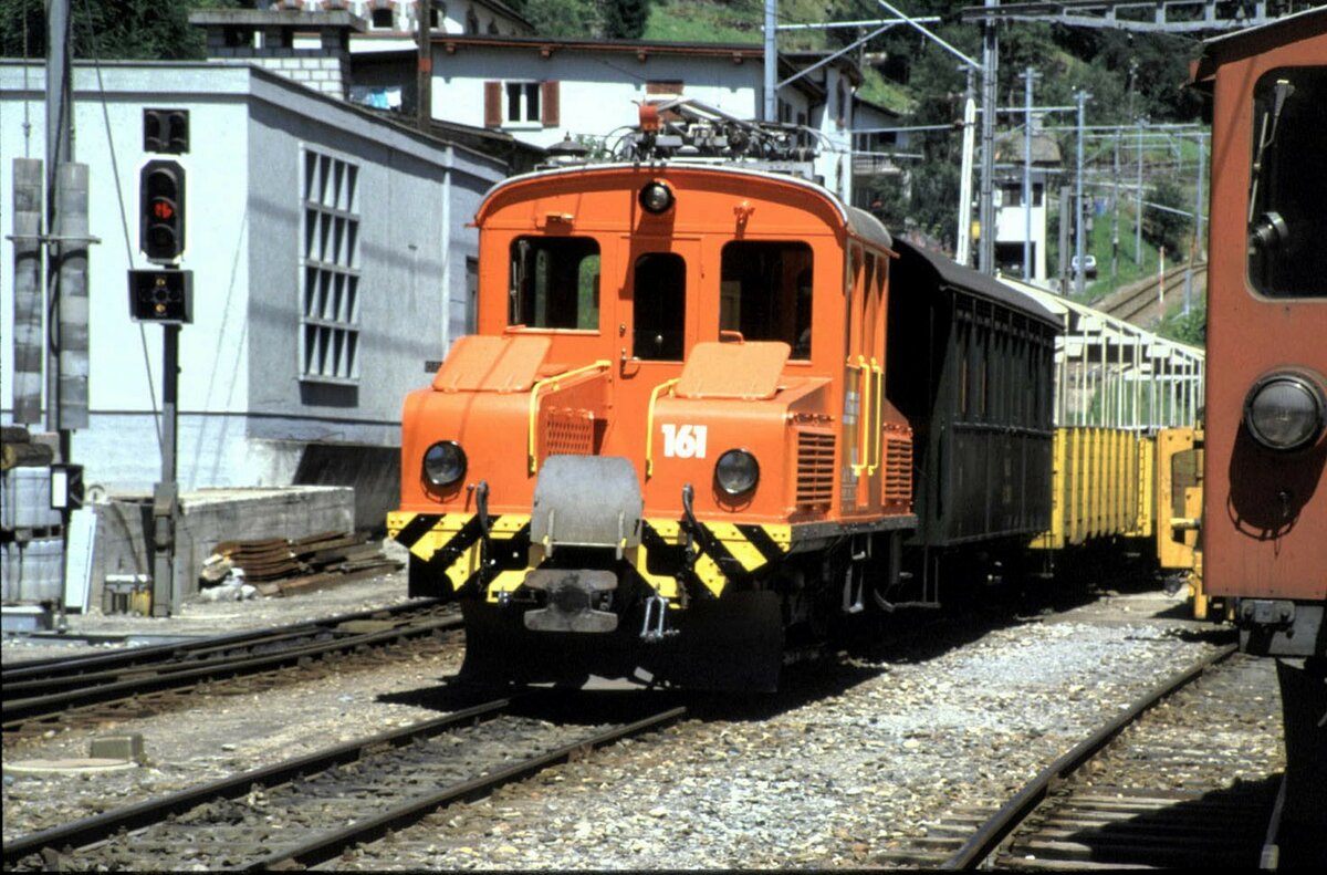RhB Ge 2/2 Nr.161 mit Aussichtswagen in Poschiavo im August 1989.
