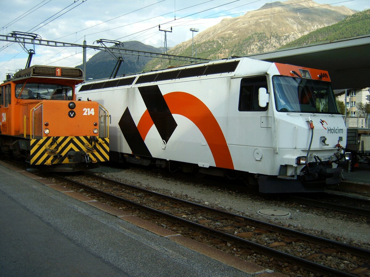 RhB Ge 3/3 Nr.214 und Ge 4/4 III Nr.649  Holcim  in Samedan am 01.09.2005.