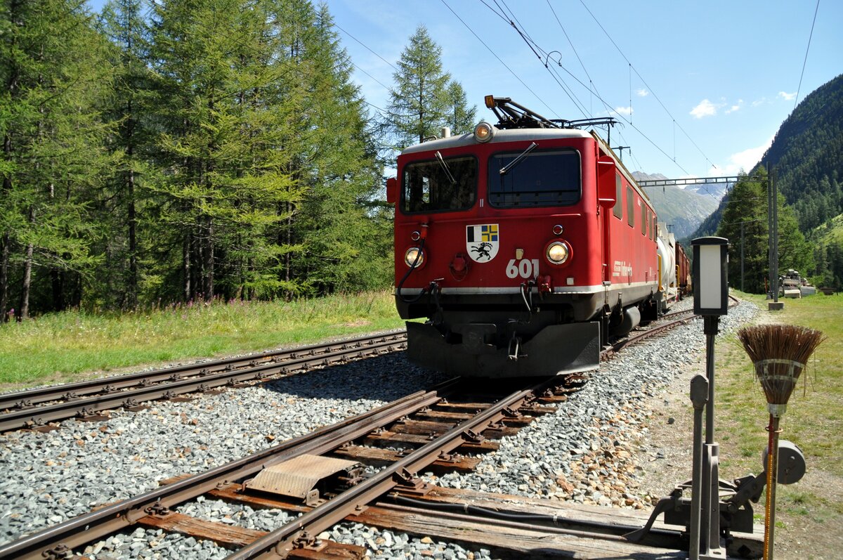 RhB Ge 4/4 I Nr.601 in Spinas am 19.08.2009.