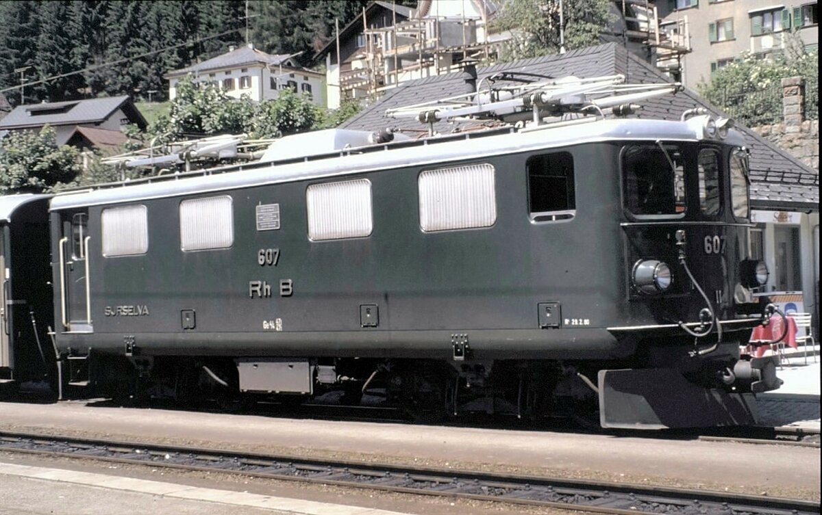 RhB Ge 4/4 I Nr.607 mit Namen Surselva noch in grüner Farbgebung in Disentis am 21.07.1980.