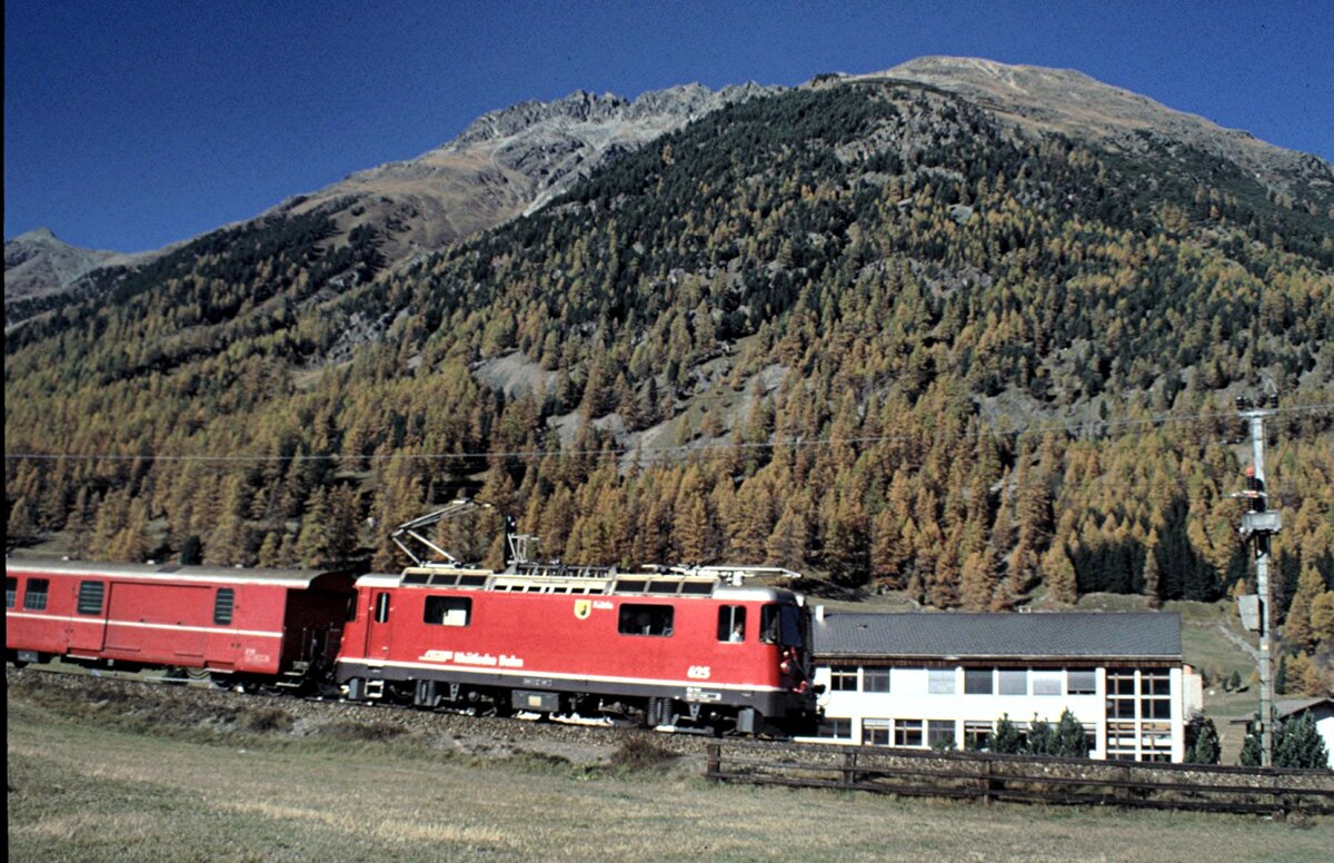 RhB Ge 4/4 II Nr.625 in Bever im Oktober 1990.