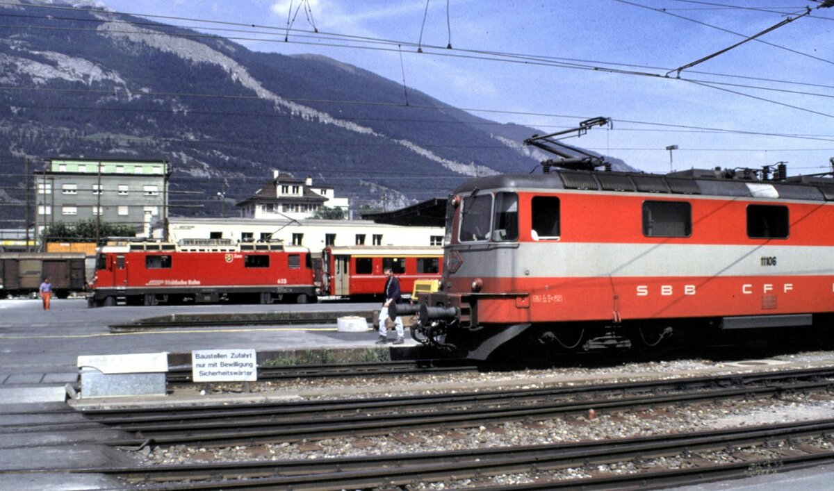 RhB Ge 4/4 II Nr.633 und SBB Re 4/4 II City Bahn Nr.11 106 i Chur im Oktober 1991.