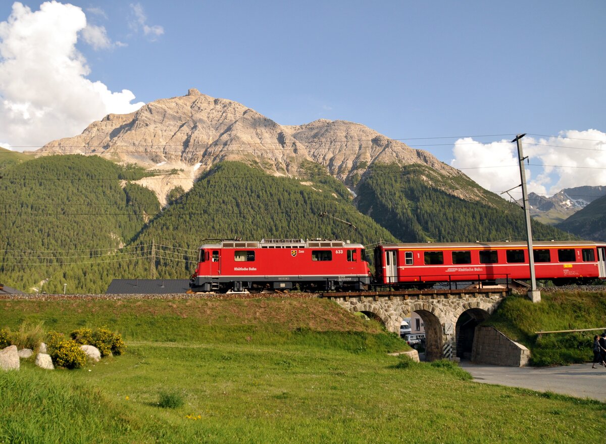 RhB Ge 4/4 II Nr.633 in Madulain am 15.08.2009.