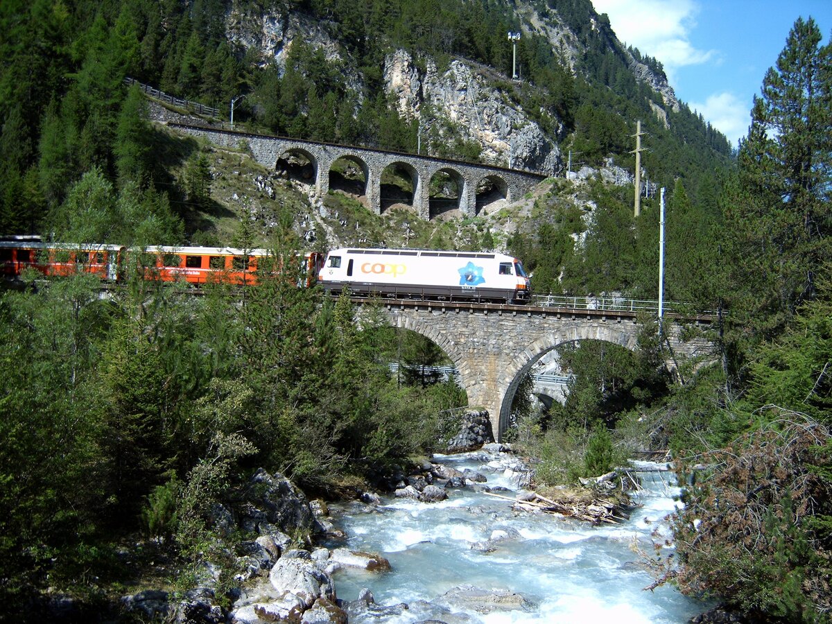 RhB Ge 4/4 III Nr.641 mit Werbung für Coop auf dem Albula-Viadukt I; dahinter ist das Albula-Viadukt II zu sehe, am 06.09.2005.