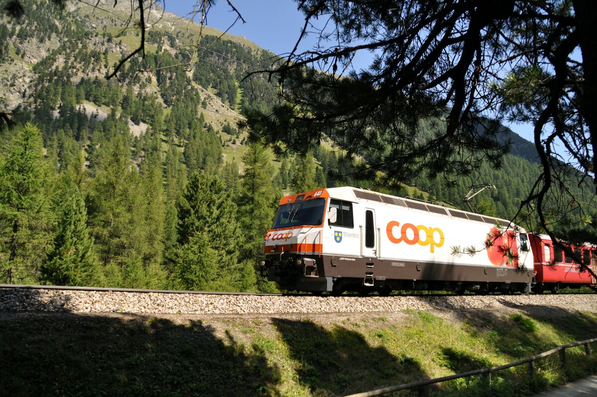 RhB Ge 4/4 III Nr.641 mit Werbung für Coop im Bevertal am 19.08.2009.
