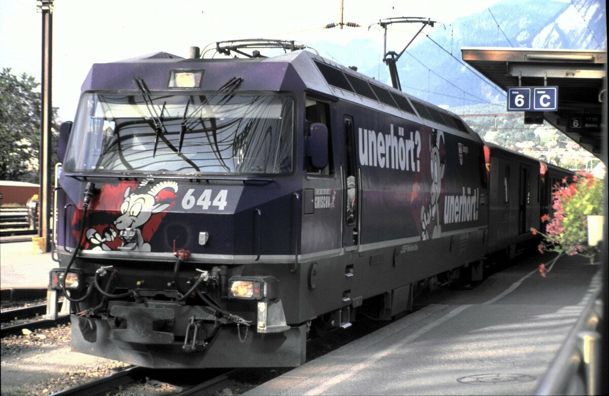 RhB Ge 4/4 III Nr.644 mit Werbung für Radio Grischa in Chur am 30.08.1999.