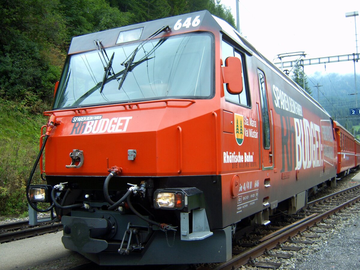RhB Ge 4/4 III Nr.646 mit Werbung  Budjet  in Bergün am 28.08.2005.