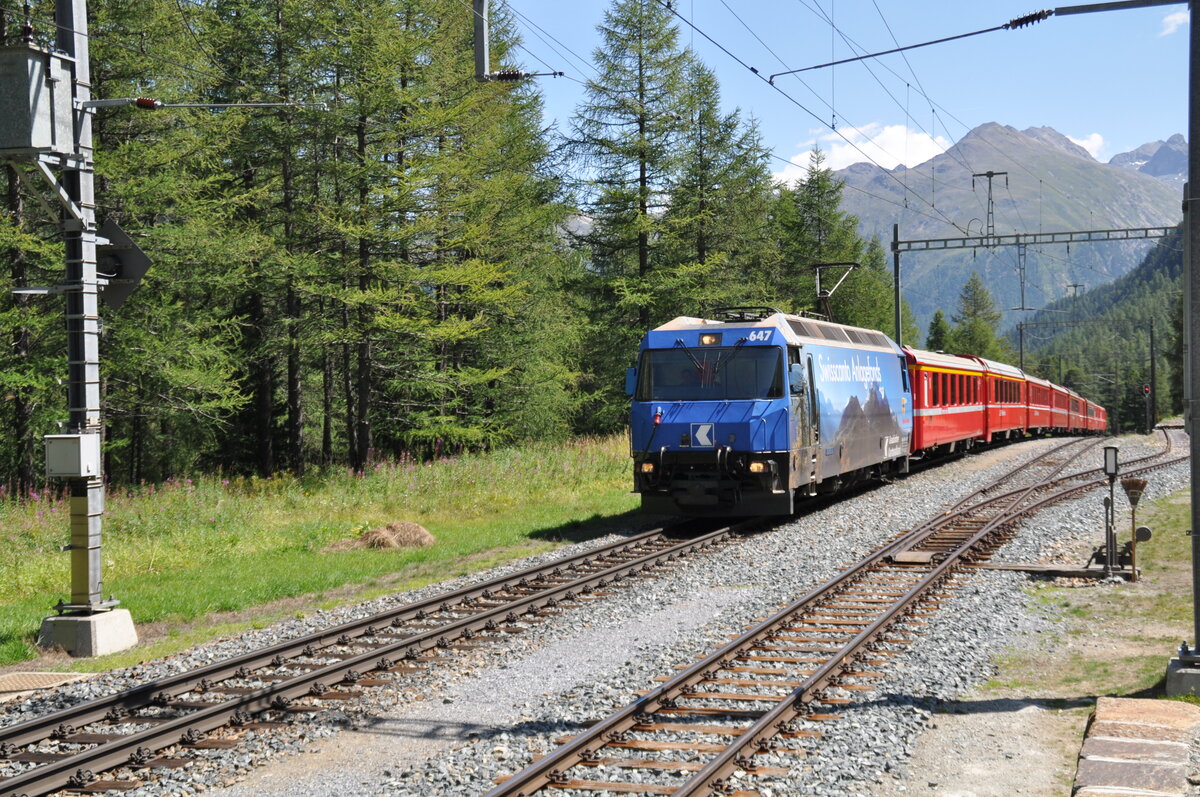 RhB Ge 4/4 III Nr.647 in Spinas am 18.08.2009.