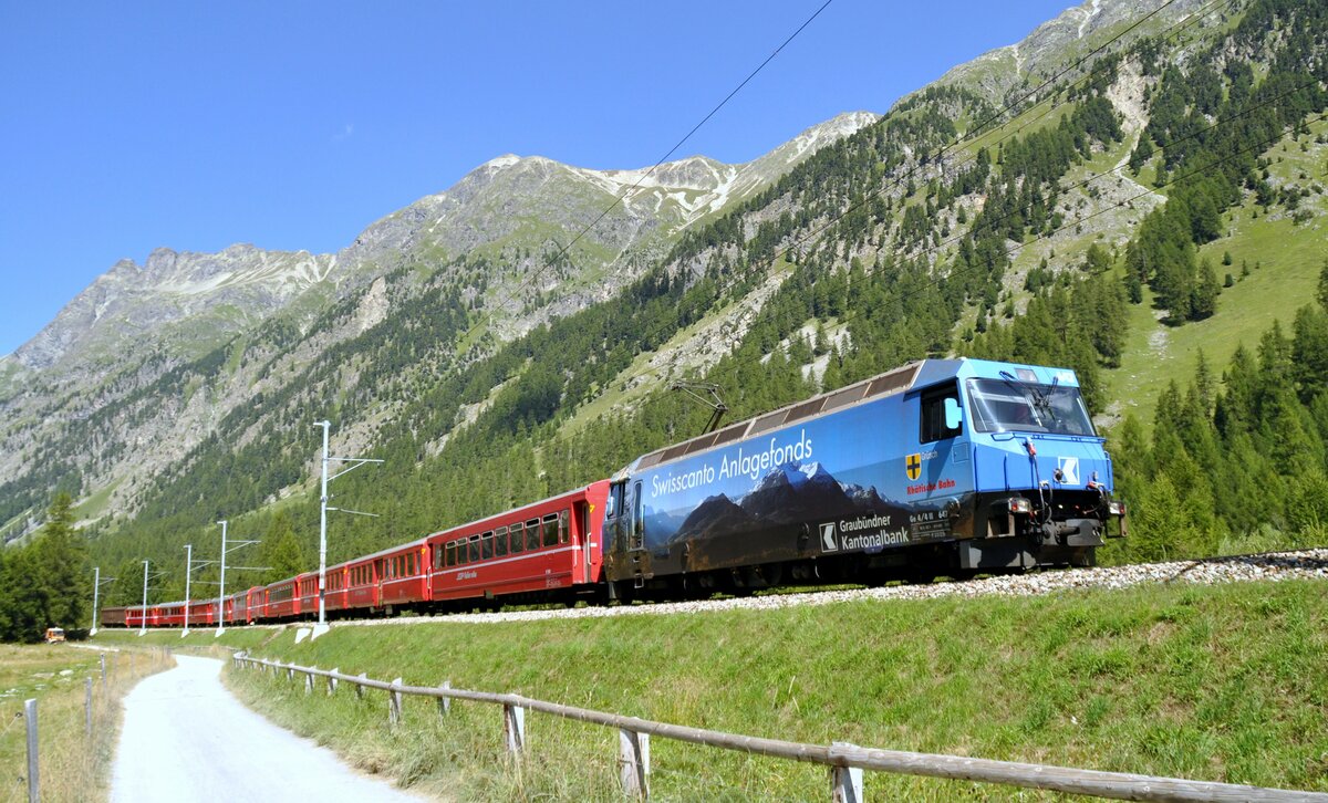 RhB Ge 4/4 III Nr.647 mit Werbung Swiss Cantabank bei Bever am 19.08.2009.
