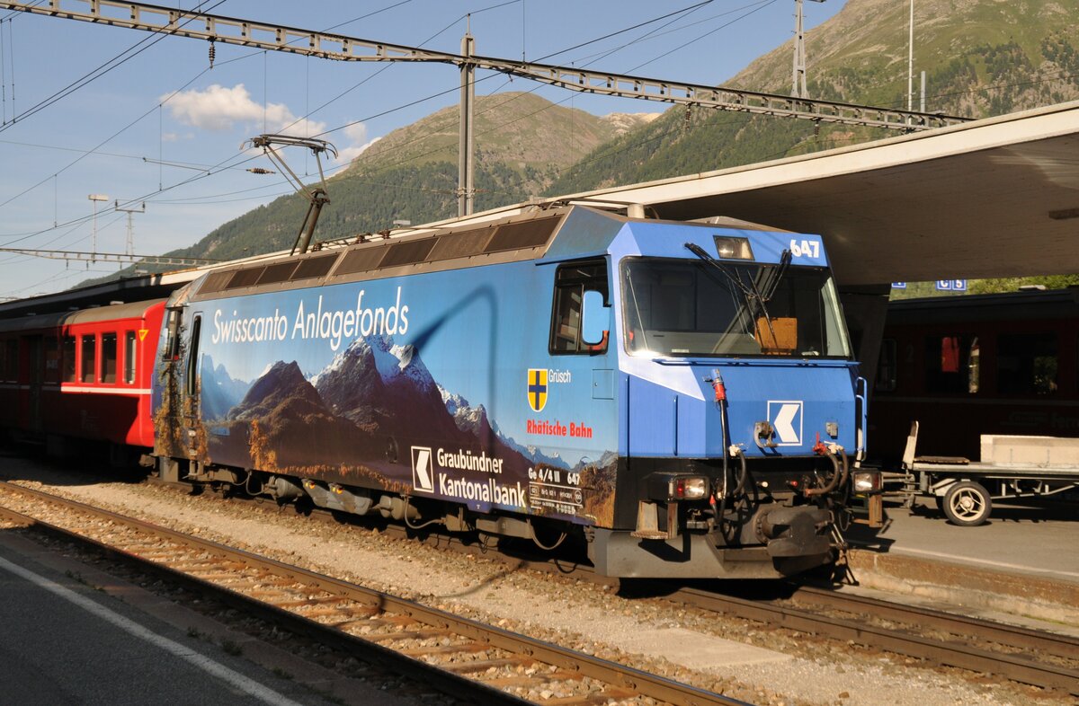 RhB Ge 4/4 III Nr.647 mit Werbung Swiss Canto in Samedan am 19.08.2009.