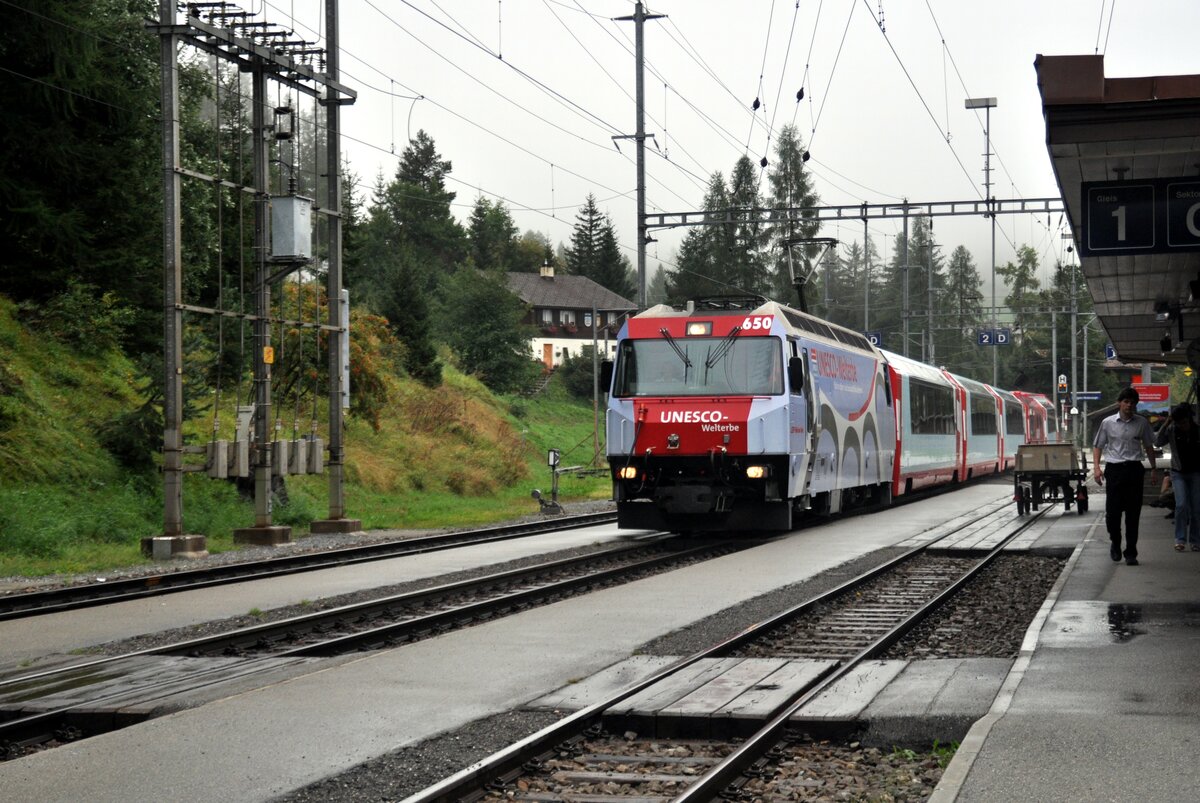 RhB Ge 4/4 III Nr.650 mit Werbung UNESCO in Bergün am 29.08.2009.