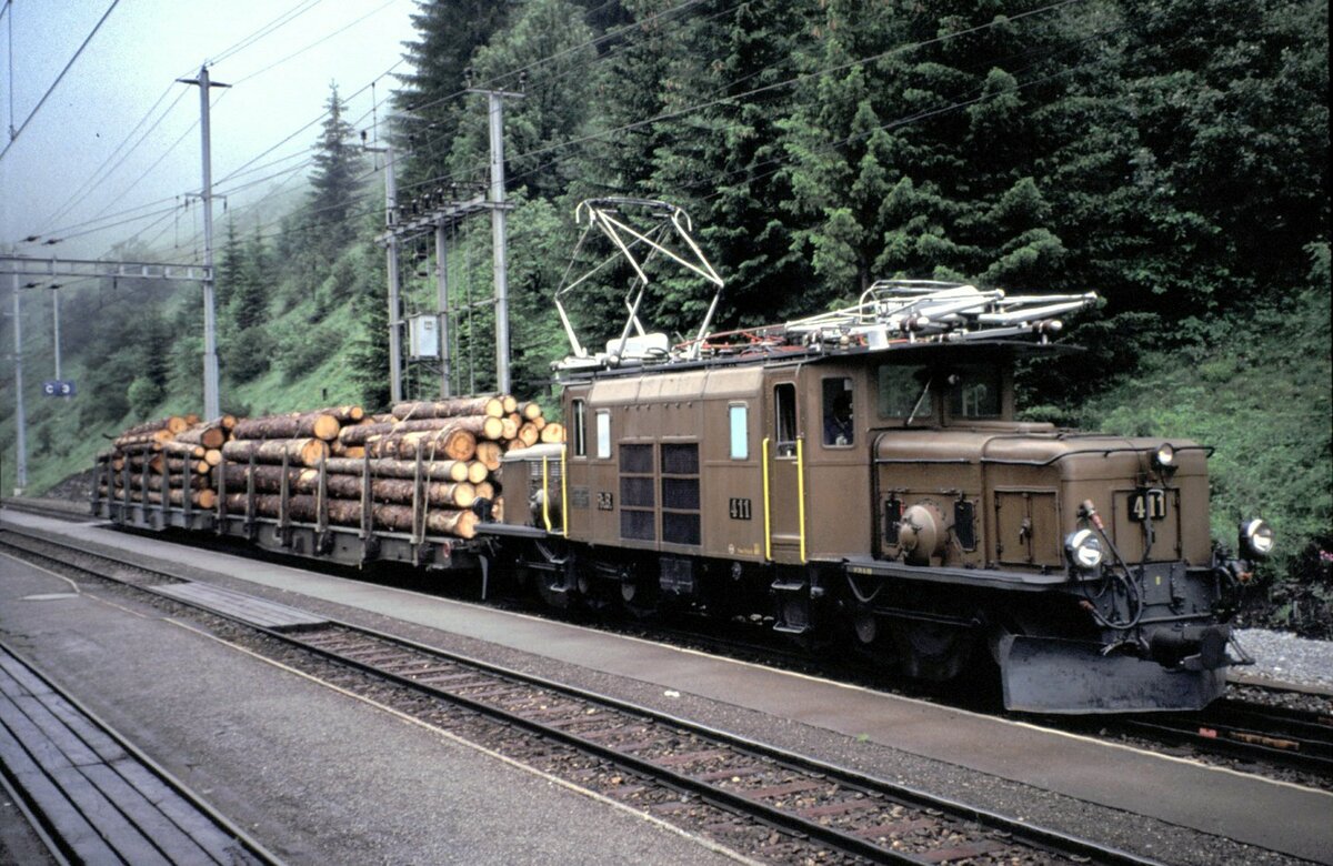 RhB Ge 6/6 I Nr.411 mit Holz-Güterzug in Bergün am 24.06.1993.