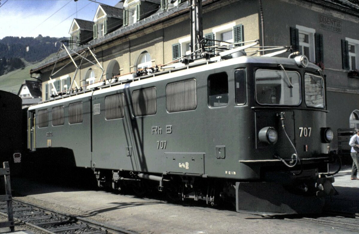 RhB Ge 6/6 II N.707 in Disentis-Muster im Jahr 1980.