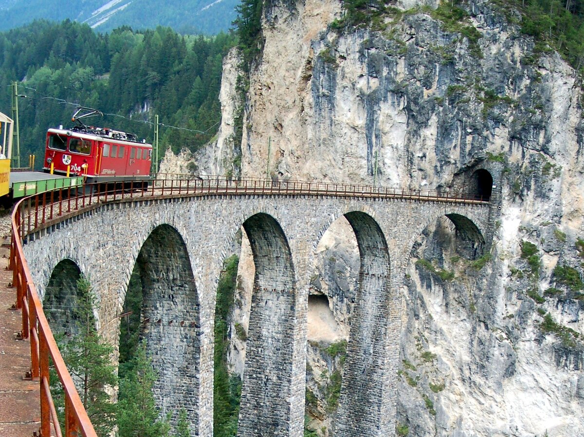 RhB Ge 6/6 II Nr.704 mit dem Railriderzug auf der Albula-Strecke am 03.10.2006. Ein richtiges Erlebnis; hier auf dem Landwasserviadukt.