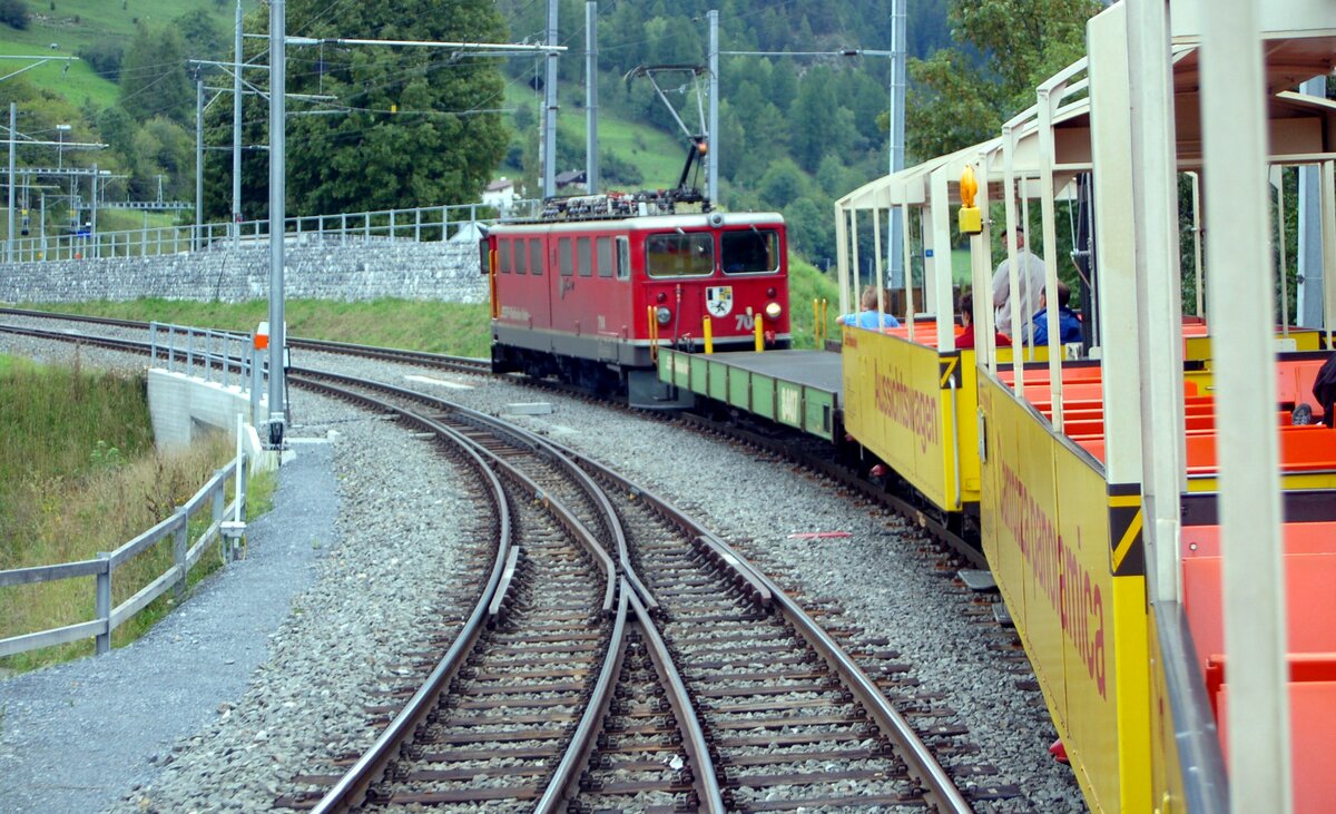 RhB Ge 6/6 II Nr.704 mit dem Railriderzug auf der Albula-Strecke am 03.10.2006. Ein richtiges Erlebnis.