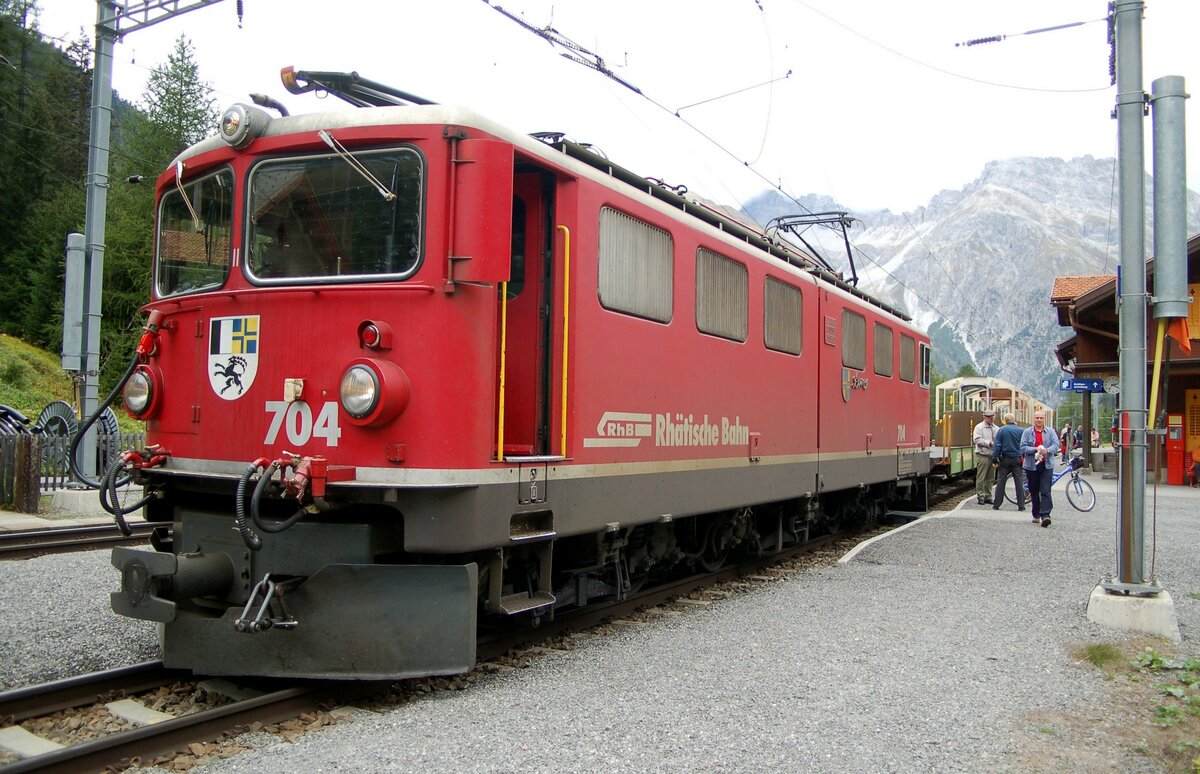 RhB Ge 6/6 II Nr.704 mit dem Railriderzug auf der Albula-Strecke am 03.10.2006. Ein richtiges Erlebnis - angekommen in Preda. Durch den Albula-Tunnel gings dann doch nicht mehr in den offenen Wagen.