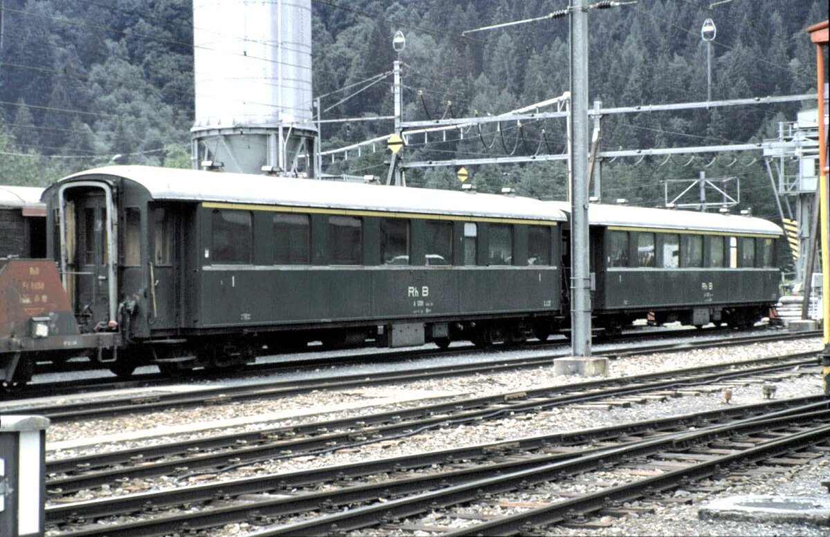RhB gr�ne 1.Klasse-Wagen Typ A in Thusis imAugust 1990.