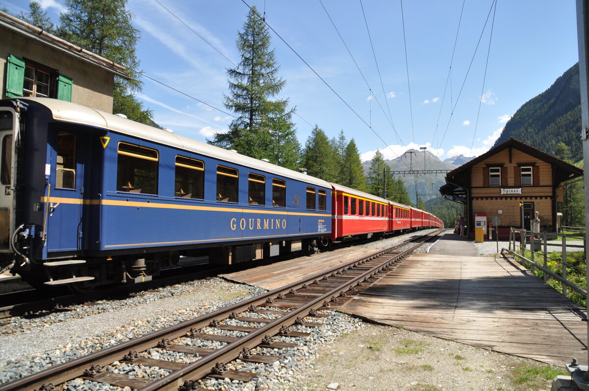 RhB Speisewagen WR 3813 II (fr�her Dr 4� 10-12) Gourmino bei Spinas am 19.08.2009. Baujahr 1931 von SWS Sitzpl�tze 34; Umbau 2002 jetzt Sitzpl�tze 30; L�P 16.440 mm Vmax 90 km/h ; Drehgestelle SIG.