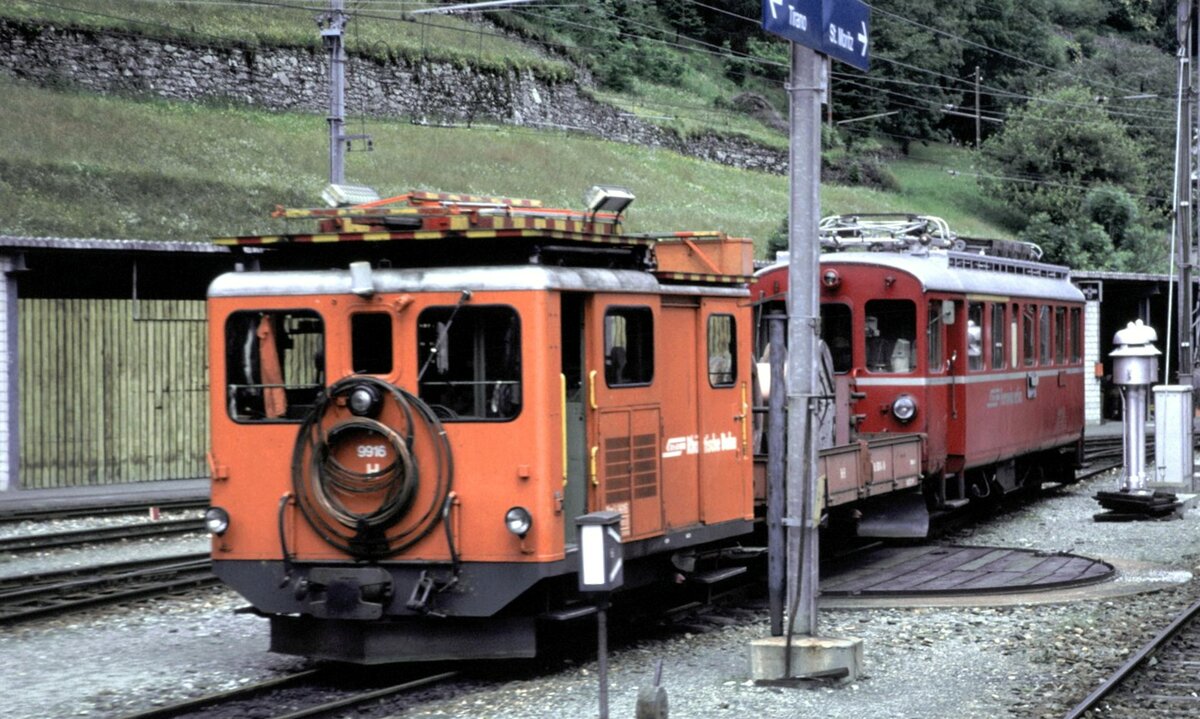 RhB Xm 2/2 Nr.9916 undABe 4/4 Nr.35 in Poschiavo am 24.06.1998.