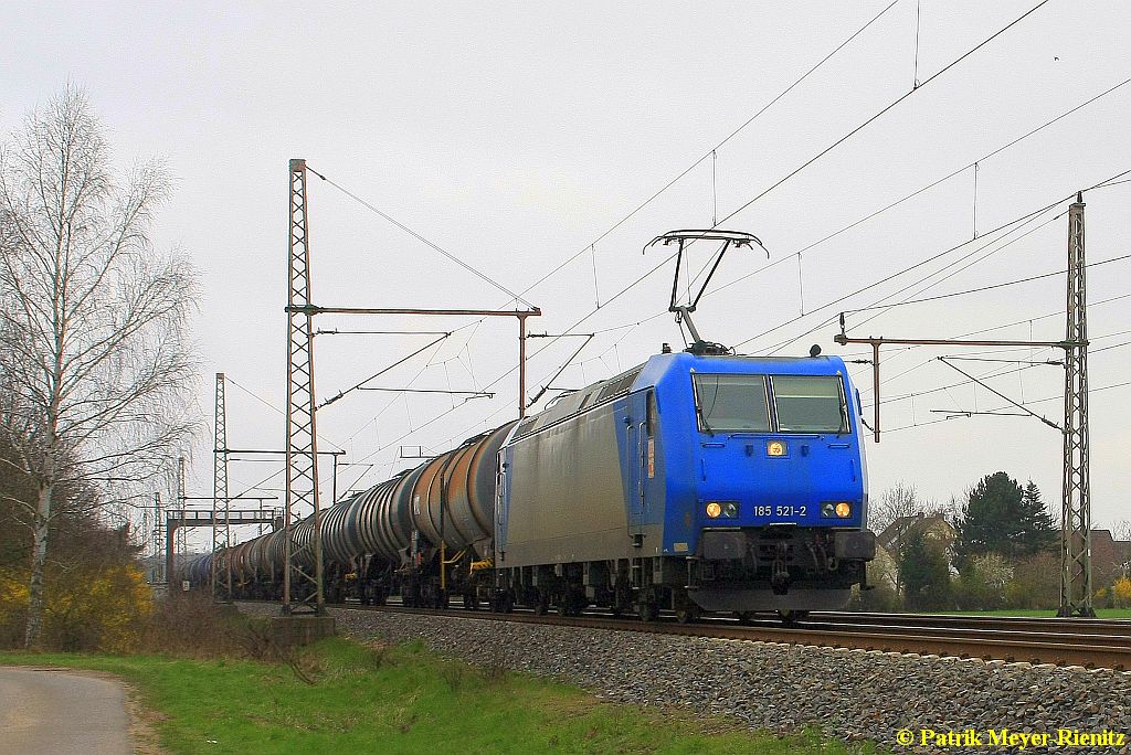 RHC 185 521 mit Kesselwagenzug am 08.04.2015 in Dedensen-Gümmer auf dem Weg Richtung Hannover
