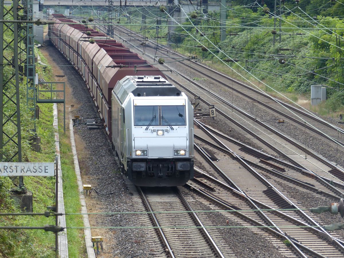 Rhein Cargo Diesellok DE 805 Abzweig Lotharstrasse, Aktienweg, Duisburg 13-07-2017.


Rhein Cargo dieselloc DE 805 Abzweig Lotharstrasse, Aktienweg, Duisburg 13-07-2017.