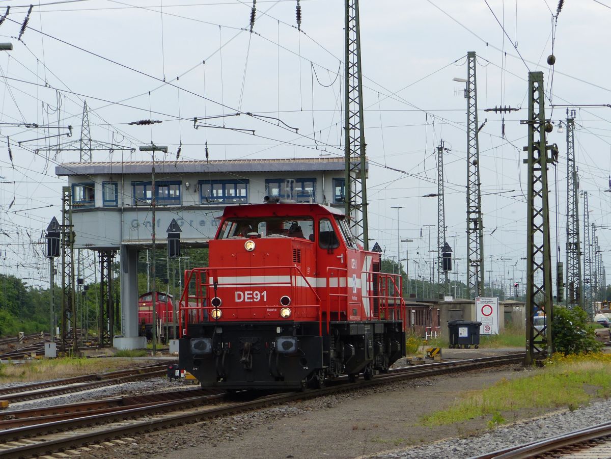 RheinCargo dieselloc DE 91 Rangierbahnhof Gremberg bei Gremberg Gnf (Gremberg Nord Fahrdienstleitung) Porzer Ringstrae, Kln 09-07-2016.

RheinCargo dieselloc DE 91 rangeerstation Gremberg bij seinhuis Gremberg Gnf (Gremberg Nord Fahrdienstleitung) Porzer Ringstrae, Keulen 09-07-2016.