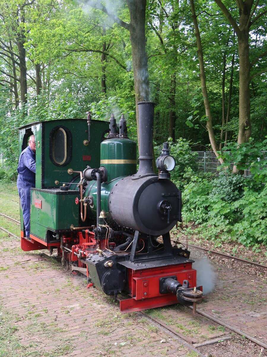 Rijssens Leemspoor Dampflokomotive Nummer 3 Maaike Baujahr 1913 von Orenstein en Koppel (O&K) Berlin Babelsberg. Leemspoor, Arend Baanstraat, Rijssen 09-05-2024.

Rijssens Leemspoor Dampflokomotive nummer 3 Maaike Baujahr 1913 Orenstein en Koppel (O&K) Berlin Babelsberg. Eindpunt Leemspoor, Arend Baanstraat, Rijssen 09-05-2024.