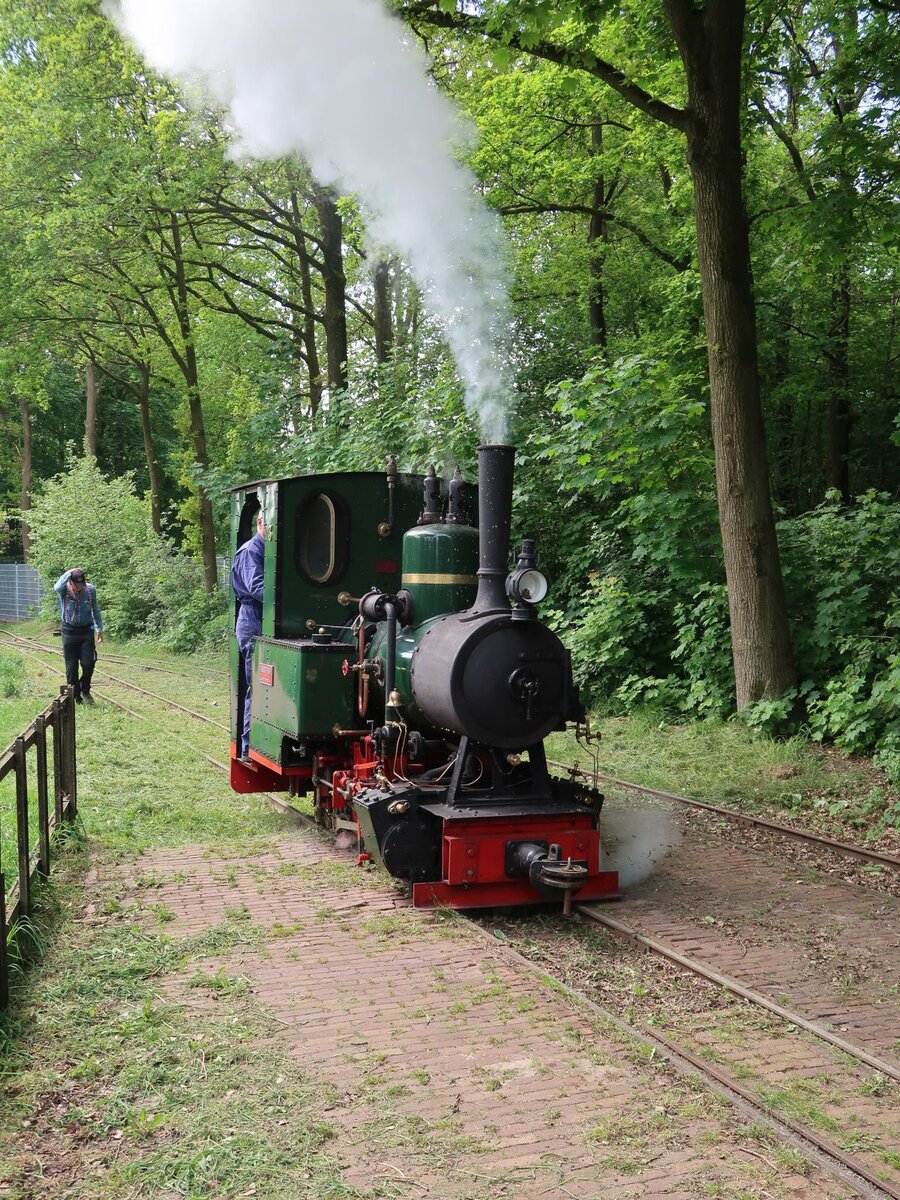 Rijssens Leemspoor Dampflokomotive Nummer 3 Maaike Baujahr 1913 von Orenstein en Koppel (O&K) Berlin Babelsberg. Leemspoor, Arend Baanstraat, Rijssen 09-05-2024. 

Rijssens Leemspoor Dampflokomotive nummer 3 Maaike Baujahr 1913 Orenstein en Koppel (O&K) Berlin Babelsberg. Eindpunt Leemspoor, Arend Baanstraat, Rijssen 09-05-2024.
