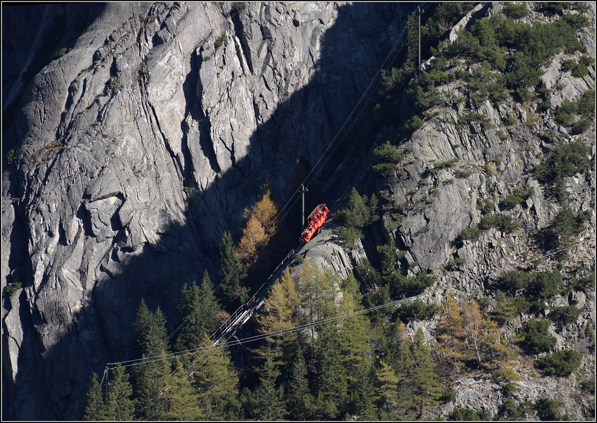 Rot leuchtet hier der Wagen der Gelmerbahn. Die Standseilbahn ist mit bis zu 106% Steigung teilweise eher ein Aufzug denn eine Bahn... Guttannen, Oktober 2017.