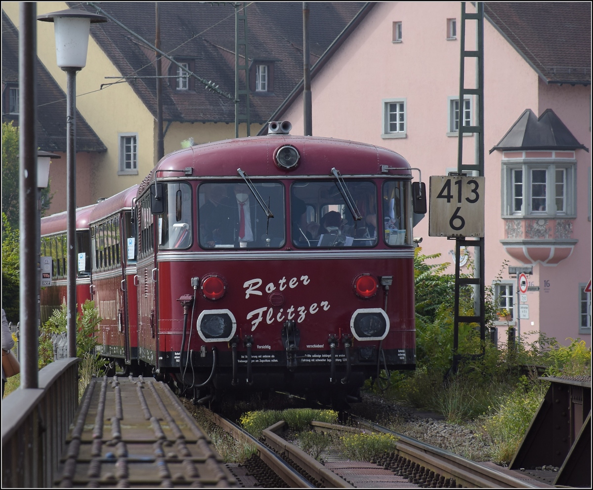 Roter Flitzer in Konstanz.

Der letzte Kilometer belohnt mit der Fahrt über die Rheinbrücke. September 2021.