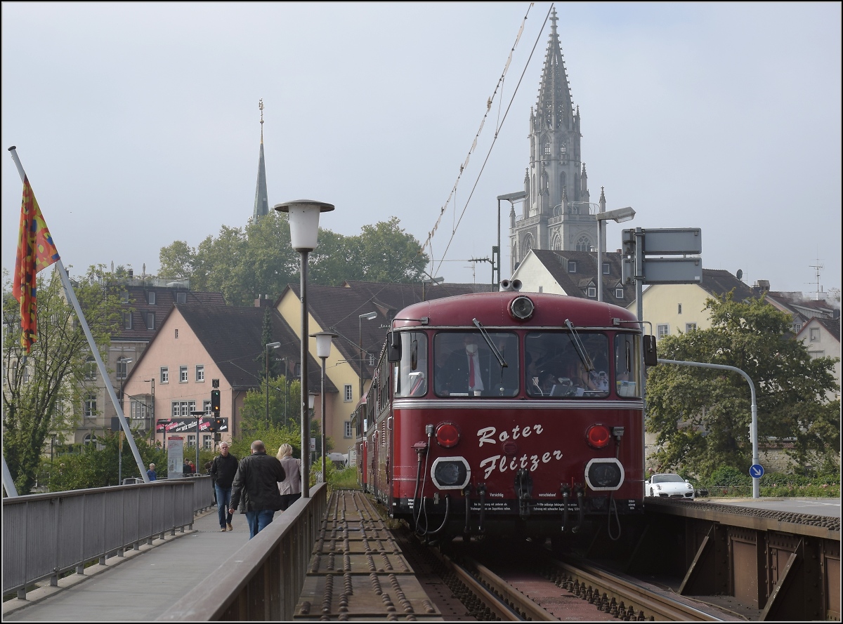 Roter Flitzer in Konstanz.

Der letzte Kilometer belohnt mit der Fahrt über die Rheinbrücke. Im Bild VT 98 469. September 2021.
