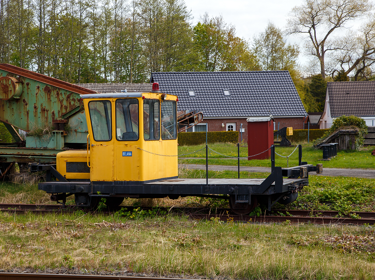 Rottenwagen Klv „BELANA“ am 01.05.2022 auf dem Museumsareal der MKO - Museumseisenbahn Küstenbahn Ostfriesland e. V. in Norden.

Der Ursprung und Typ sind mir nicht klar, vermutlich ist es ein Klv 30. Als Klv 30 wurden ab 1945 beschaffte Fahrzeuge bezeichnet, die mittels eines luftgekühlten 2-Zylinder-Deutzmotors angetrieben wurden, der am vorderen Ende des Fahrzeuges montiert wurde. Die Motorhaube mit dem anschließenden Führerhaus gab dem Fahrzeug ein Lkw-ähnliches Aussehen. Ein Viergang-Schaltgetriebe in Verbindung mit einer Einscheiben-Trockenkupplung und einem Wendegetriebe für Vor- und Rückwärtsfahrt übertrugen die 28 PS Motorleistung auf die hintere Achse. Dieses Konzept bestimmte für die nächsten 20 Jahre den Rottenkraftwagenbau. 

Vermutlich wurde das Führerhaus bei diesem Fahrzeug umgebaut, denn die Klv 30 hatten eigentlich ein schmaleres Führerhaus, um die Verladung von Langmaterial (z. B. Schienen oder Masten) rechts und links von den Aufbauten unter Ausnutzung der Gesamtlänge des Fahrzeuges zu ermöglichen.
