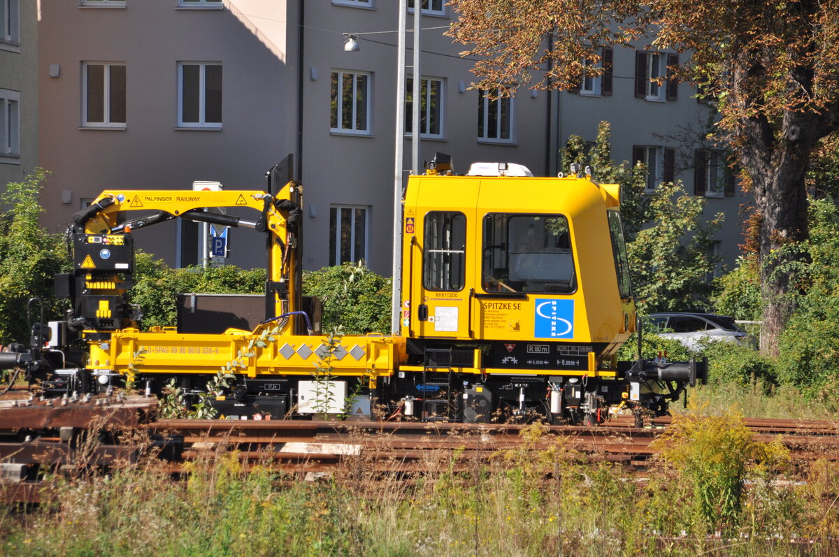 Rottenwagen mit Kranarm der Spitzke AG Niederlassung Buchloe D-SPAG 99 80 9610 028-9 mit Namen:  Schorsch  in Ulm am 22.09.2022.