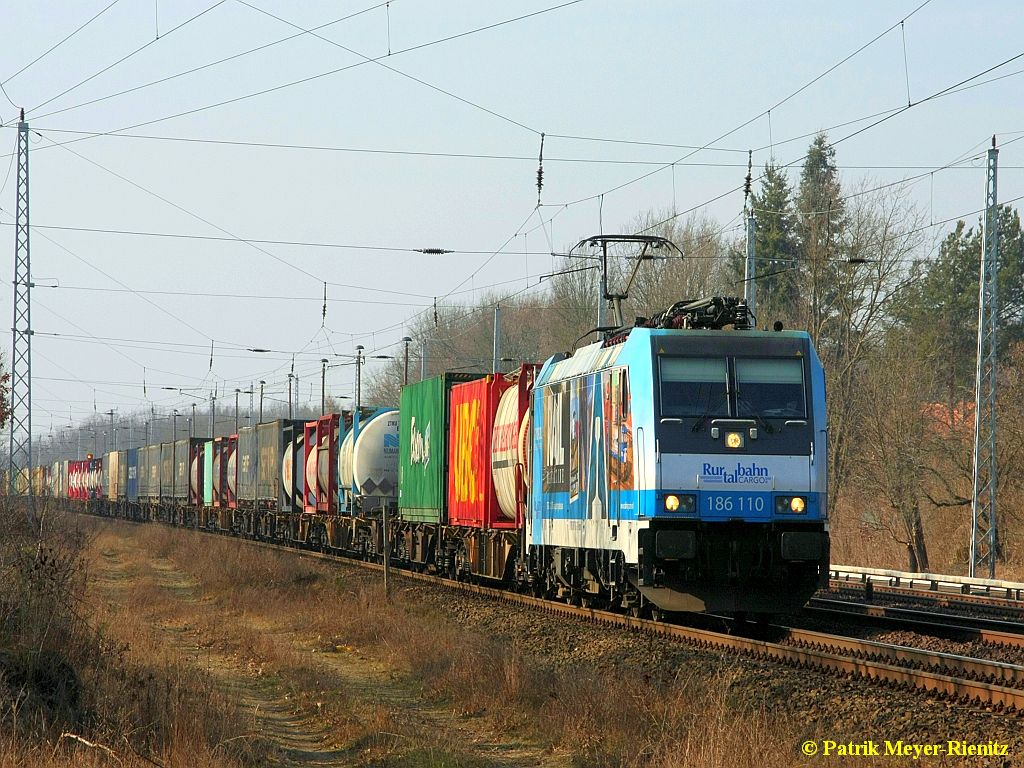 Rpool / Ruhrtalbahn E186 110  RailMagazin  mit Containerzug am 20.02.2015 
in Berlin-Friedrichshagen auf dem Weg nach Osten