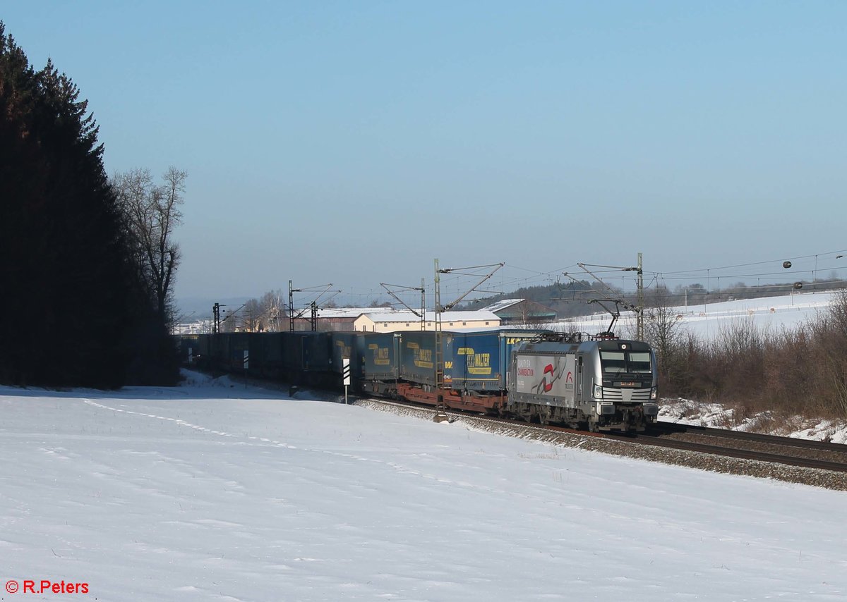 Rpool 193 806-7 mit Werbung TXLogistik   Quality is a chain reaction “ zieht einen LKW Walter bei Sinsgrün. 19.01.17