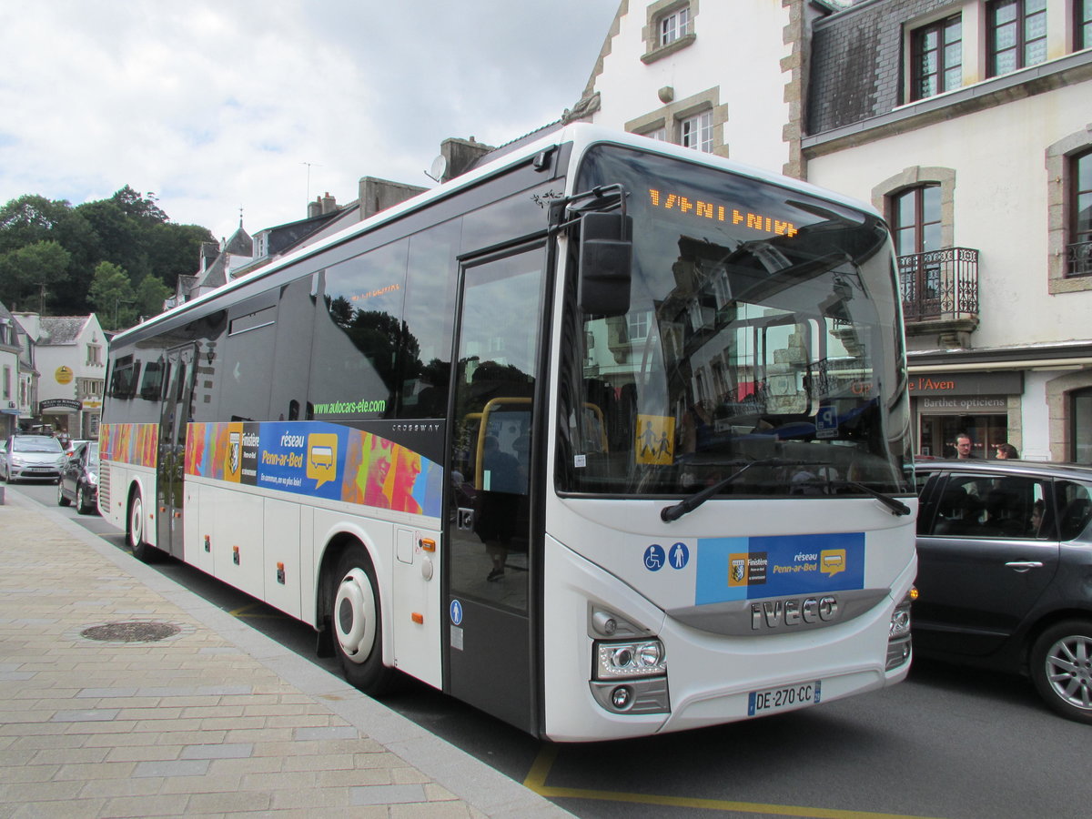 R�seau Penn-ar-Bed-Iveco Crossway an einer Haltestelle im Zentrum des Orts Pont-Aven in der Bretagne am 27.7.17