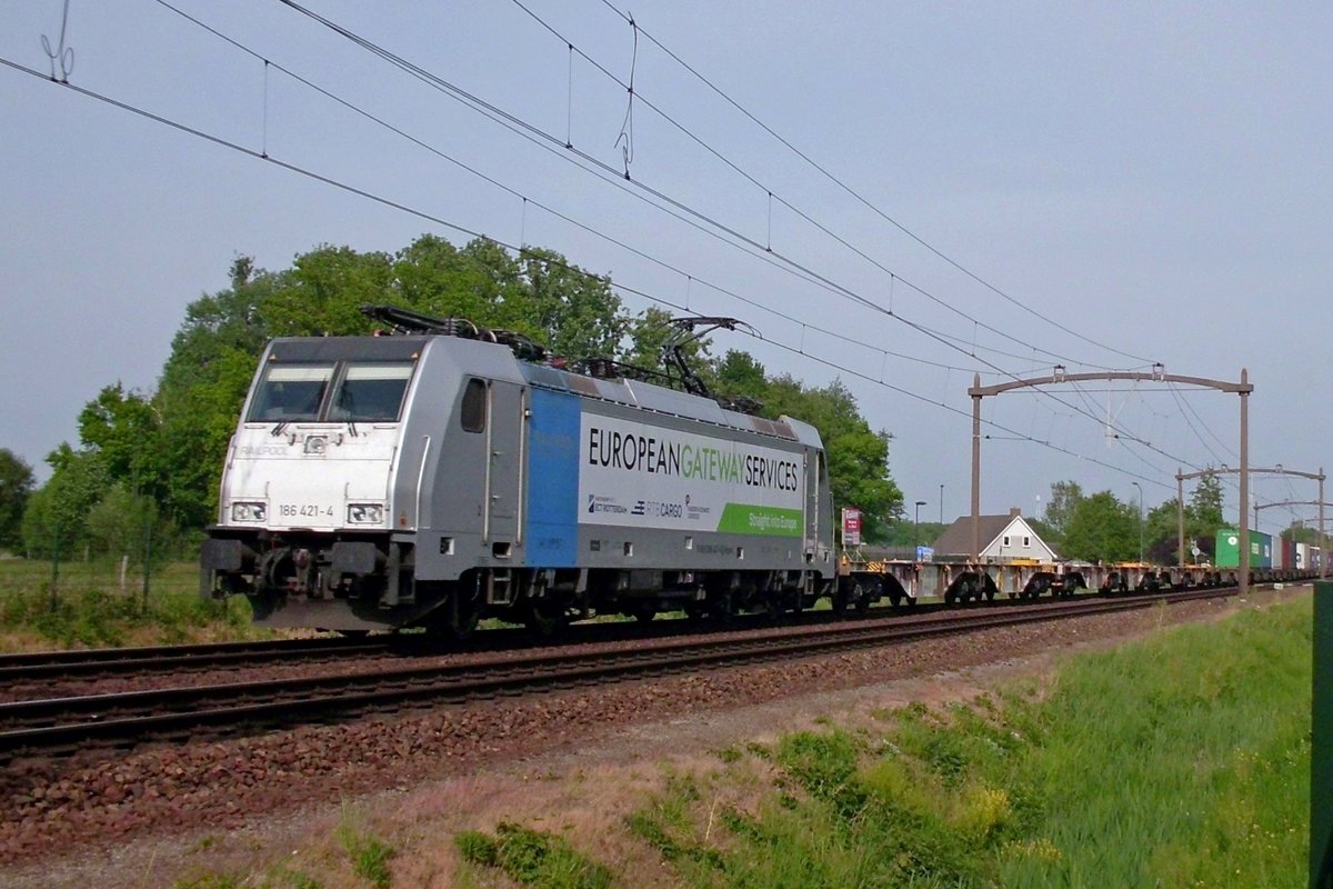 RTB 186 421 d�nnert durch Oisterwijk am 8 Mai 2020.