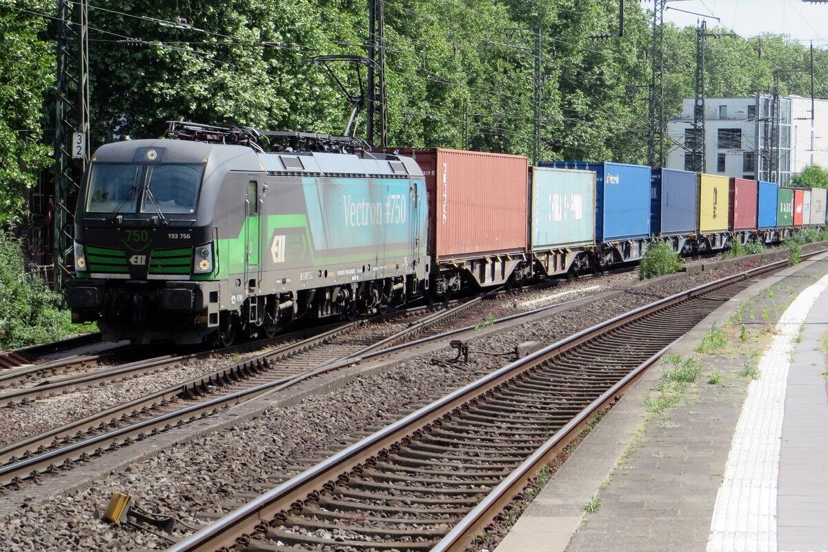 RTB 193 756 ist die 750. gebauter Vectron und schleppt am 19 Mai 2022 ein KLV durch Köln Süd.