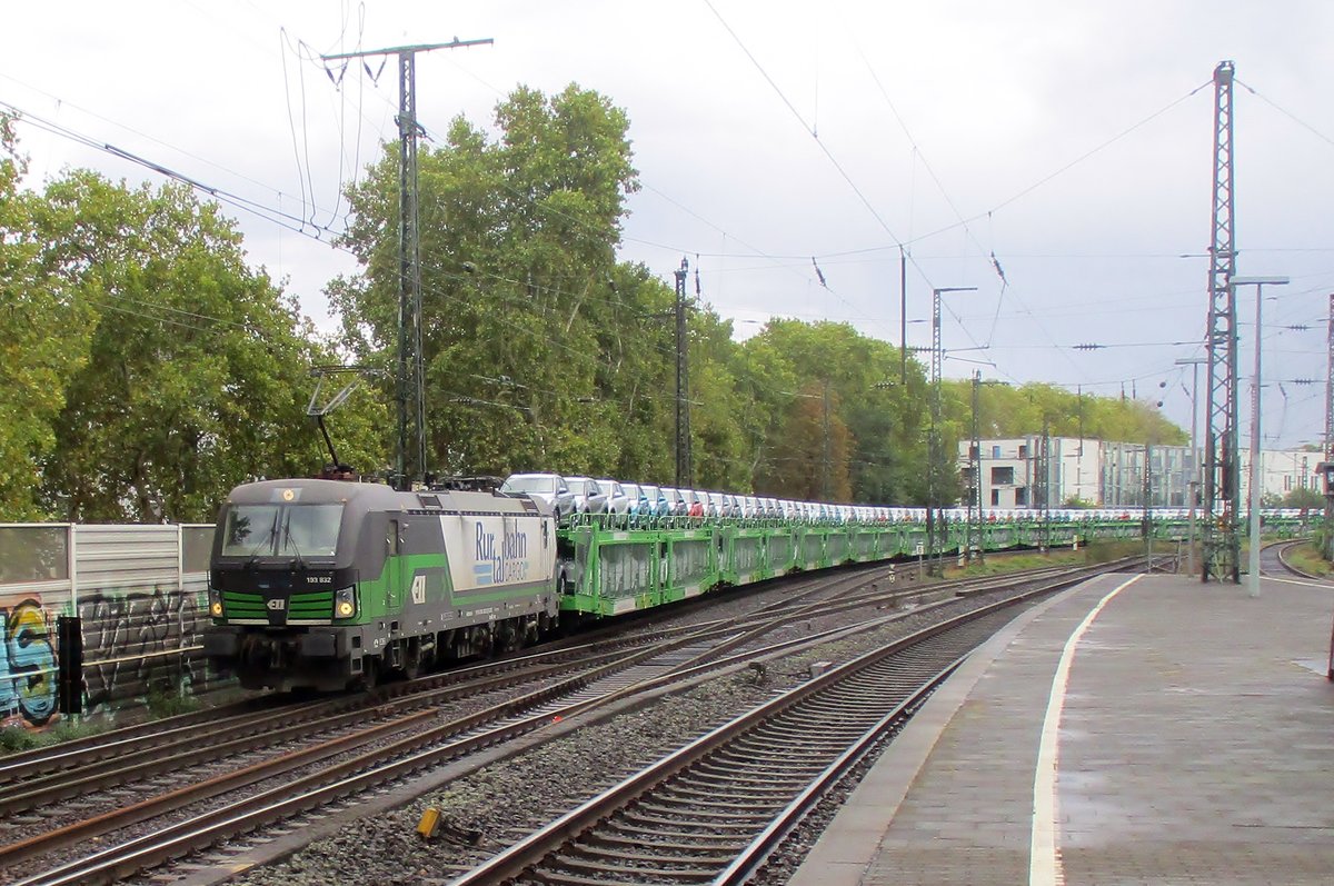 RTB 193 832 schleppt ein Autozug durch K�ln S�d am 24 September 2018.
